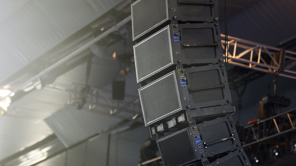 Caixas acústicas de som profissional prontas para um evento
