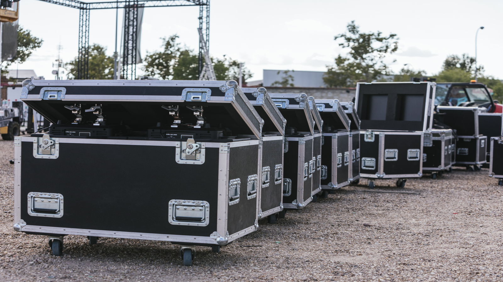 varias caixa de equipamentos de Áudio profissional